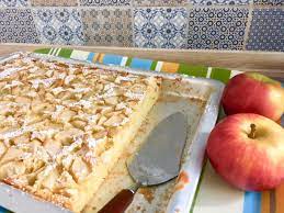 Teig halbieren und eine hälfte zu einem großen rechteck ausrollen. Apfelkuchen Vom Blech Wie Bei Oma Mit Saftigem Ruhrteig Ganz Normale Mama