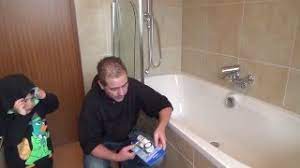 Unsere mitarbeiter haben es uns zur aufgabe gemacht, zeit produkte jeder art ausführlichst unter die. Loch In Einer Acryl Badewanne Reparieren Diy Youtube