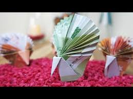 Wie man mit geld ganz einfach ein hemd falten kann. Geldschein Falten Fur Geldgeschenke Origami Pfau Aus Geldschein Basteln Traudirwaszu Geld Falten Geldgeschenke Geburtstag Basteln Geldgeschenke