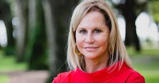 Sandy Senn's Instagram, Twitter & Facebook