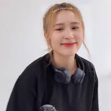 look at Lea Navvab Huening! like omg she is so good at performing really!  and her facial expressions are always so good😭 also i really love her  hairstyle hereee💛 it has been