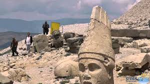 From a height of 2150 metres it dominates the entire landscape. Nemrut Berg Westterrasse Als Heiligster Teil Des Berges Youtube