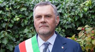 Presidente del consiglio dei ministri della repubblica italiana. Il Sindaco Bulgheroni Scrive A Conte Io Figure Da Pagliaccio Per Lei Non Ne Faccio Piu Vada A Casa Como Zero