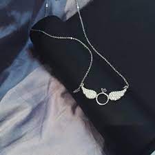 سلسالها وشلون ماهو بمحسود وهو يعانق رقبتها ㅤ ㅤ ㅤ by nix alfaisal ㅤ chosen by rawasi ㅤ التقييم مـن 5 ㅤㅤㅤㅤ تـاقـزات ل silver necklace jewelry necklace