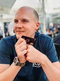 Here I am, trying to remember if I actually have any money left in my bank  account for this coffee 🥺😂 Just a quick reminder about awesome  #DriveTheWorld partner Curve. I know