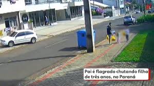 Pai filmado chutando filha no Paraná: por que homem não foi preso em flagrante após ser ouvido?
