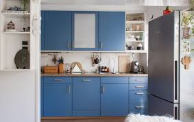 Desain dapur konsep minimalis biasanya di dominasi dengan warna putih, tapi kamu bisa menggunakan warna lain yang lebih segar seperti warna biru muda. 11 Desain Dapur Minimalis Ukuran 1x1 Cantik Mewah 2021
