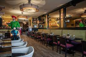 Aflata la limita dintre categoriile fitze si casual trattoria il calcio e decorate la fel ca celelalte surori ale ei care au impanzit orasul. Bine Ati Venit La Il Calcio Romancierilor By Mr Val