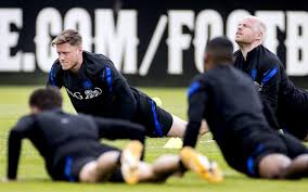 De huidige bondscoach van het nederlands elftal is op dit moment frank de boer. Uitslag Stelling Van De Dag Nipte Meerderheid Vindt Inzetten Spelers Nederlands Elftal Bij Vaccinatiecampagne Geen Goed Idee Kan Alleen Als Ze Het Dan Ook Echt Allemaal Doen Dagblad Van Het Noorden