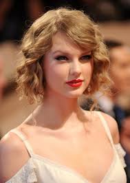 Taylor swift sports a wind swept look sharp and sleek accessorized with youthful cat ears on the 22 music hit. Taylor Swift Faux Bob Chic Curly Wavy Bob Hairstyle Hairstyles Weekly