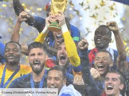Voici comment obtenir votre deuxième étoile sur le maillot de l'équipe de france avant tout le monde: Maillot 2 Etoiles De L Equipe De France Tout Sur Cette Piece Deja En Rupture De Stock Mais Sur Le Dos Des People Femme Actuelle Le Mag