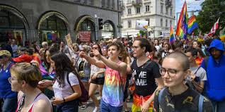 20'000 teilnehmerinnen und teilnehmer werden am samstagnachmittag in der zürcher . Rekord Zurich Pride 55 000 Menschen Gingen Durch Die Innenstadt