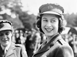 Her majesty queen elizabeth ii and hrh the duke of edinburgh boarding the royal aircraft to leave queensland, 1954 | © 9. Vintage Photos Of A Young Queen Elizabeth Before She Became Queen