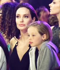 El primer hijo biológico de la pareja de actores nació niña (shiloh), pero siempre manifestó que quería cambiar de género. Femina Shiloh Pitt Jolie Prevoit Elle Vraiment De Changer De Sexe