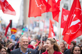 Vänsterpartiet strävar främst efter att jämna ut löneskillnader, förkorta arbetstiderna, att löntagarna. Vansterpartiet Linkedin