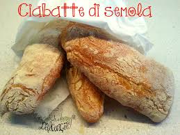 Semplice da fare, croccante fuori e morbido dentro, perfetto da servire sulle vostre tavole per il pranzo e la cena, nell'articolo troverete sia il procedimento classico che quello bimby! Ciabatte Di Semola Cucinare Chiacchierando