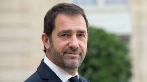 Le ministre de l'intérieur christophe castaner qui avale des shots de vodka tout en embrassant une jeune femme en boîte de nuit samedi 9 mars, la vidéo a largement fait le tour des réseaux sociaux depuis cette fameuse soirée qui s'est. Christophe Castaner Ministre De L Adultere Trompe Sa Femme Au Noto Brolife