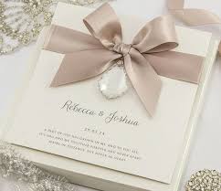 Pin De Raquel Villa En Brides Con Imagenes Tarjeta De Invitacion Boda Invitaciones Para Boda Elegantes Invitaciones De Boda De Caja