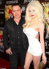 Кортни алексис родилась в 1994 году в семье алекса джона стоддена и кристы кей. Doug Hutchison Sagt Die Heirat 16 Jahrige Courtney Stodden Bei 50 Totete Seine Hollywood Karriere Aktuelle Boulevard Nachrichten Und Fotogalerien Zu Stars Sternchen