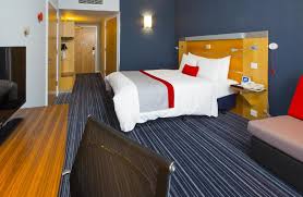 The property has a bar with a lounge, a tv and a widescreen tv. Holiday Inn Express Southwark Laterooms