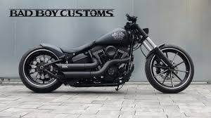 The breakout finds its inspiration from drag bikes and this is what it tries to evoke and is more or less a modern interpretation of it. Harley Davidson Breakout Black Matt 280 Custombike Bad Boy Customs