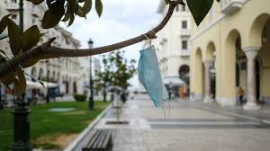 Χωρίς μάσκα μπορούν να κυκλοφορούν οι πολίτες της χώρας από σήμερα πέμπτη σε εξωτερικούς χώρους, όπου δεν παρατηρείται συνωστισμός και συγχρωτισμός. Xwris Maskes Apo Shmera Se E3wterikoys Xwroys Antistrofh Metrhsh Gia Metamesonyxtia Kykloforia 24 06 2021 Sputnik Ellada