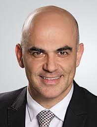 Zu sehen sind die sieben bundesrätinnen und bundesräte auf einer konzertbühne mit instrumenten im. Category Alain Berset Wikimedia Commons