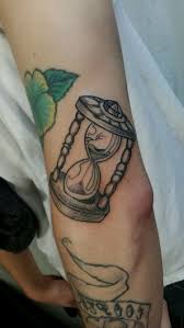 Hochzeitskleid tattoo rürotes hochzeitskleid bedeutung. Sanduhr Tattoo Bedeutung Und Tattoos Ideen Zur Uhr Des Lebens