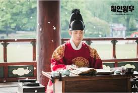 In the present day, jang bong hwan works as a chef at the president's blue house. Kim Jung Hyun As King Cheoljong Selebritas