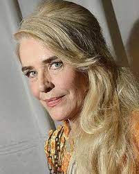 Ihre schauspielerische ausbildung machte sie am teaterhögskolan, der schwedischen theaterakademie. Ewa Froling Unifrance