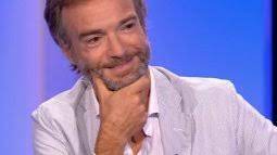A french talk show which approache various, several and divers subjects like politics, arts, litterature and it's focus basically on debate between artists, politicians and the journalists from the show. On N Est Pas Couche Tous Les Episodes En Streaming France Tv