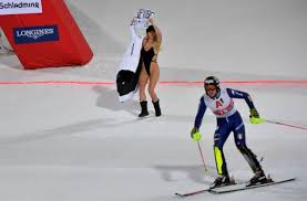 Ich schau mal auf twitter, was auf dem badeanzug stand. Beim Ski Weltcup In Schladming Champions League Flitzerin Sorgt Bei Abfahrt Fur Verwirrung Panorama Stuttgarter Zeitung