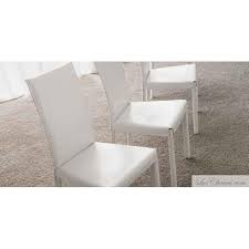 Ces chaises blanches facile d'entretien s'intégreront autour d'une table moderne et design. Chaises Cuir Blanc Flina Et Chaise En Cuir Midj Design Salle A Manger Contemporaine Cuisine