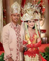 Pengantin Adat Lampung Aksesoris Beskap By Vienna Gallery Decoration By Vienna Gallery Lighting By Uplightpro Pakaian Pernikahan Gaya Pengantin Pakaian