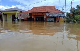 Hingga hanyutkan berbagai kendaraan dan gedung, astagfirullah. Banjir Masih Genangi Sejumlah Kecamatan Di Kalimantan Tengah Okezone News