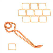 Tout d'abord cherchez un trou de taupes et creusez le doucement pour repérer le nombre de galeries qui partent de il est possible de poser un seau sur le trou ainsi bouché pour que la taupe ne sente pas d'air et ne voit aucune lumière. Piege A Taupes Putange Lucifer Acheter Taupicide Mon Droguiste Com