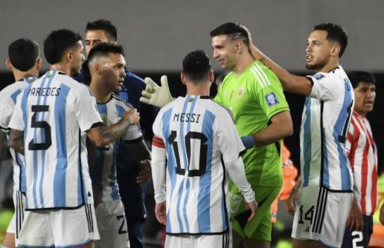 El récord de Dibu Martínez y la humorada de De Paul | El Gráfico