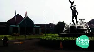Biaya masuk 5 rb tapi kalo lagi ga bakal ada tanding ato gimana, aernya disurutin.ga enak menurut ane mah. Kolam Renang Damai Indah Golf Renang Privat