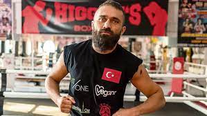 İbf kıtalararası şampiyonluğu bulunan ünsal arık birçok sosyal sorumluluk projelerine verdiği bizde sporun dibi ailesi olarak ünsal arık'a dünya şampiyonluğu yolunda başarılar diliyoruz. Boksor Unsal Arik Oldurulursem Bilin Ki Bunu Yapan Tayyipcilerdir Boldmedya