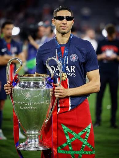 🏆🇲🇦 Achraf Hakimi is the 𝐌𝐎𝐒𝐓 𝐃𝐄𝐂𝐎𝐑𝐀𝐓𝐄𝐃 𝐀𝐅𝐑𝐈𝐂𝐀𝐍  𝐏𝐋𝐀𝐘𝐄𝐑 𝐄𝐕𝐄𝐑 with 1️⃣9️⃣ major trophies! 🌍🐐 One more than Samuel  Eto'o and Yaya Touré (18 trophies) 📈 🏆🏆🏆 Champions League 🏆🏆🏆 French  Super