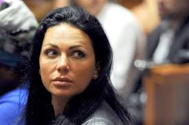 Fotogalerie: Jihoafrický policista odvádí českého podnikatele Radovana  Krejčíře k soudu v Kempton Parku. (3. května 2007)