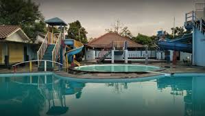Walaupun berada di dalam komplek, tidak begitu sulit bagi pengunjung untuk menuju lokasi nya. 5 Kolam Renang Paling Terkenal Di Tangerang Selatan Tangsel Media Portal Informasi Seputar Kota Tangerang Selatan