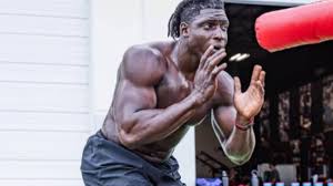 Uar Bernard, el titán nigeriano que nunca ha jugado a fútbol americano y asombra a la NFL