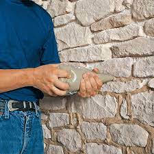 Jointoyer un mur en pierre. Realisation Du Joint Entre Les Pierres Parement Pierre Interieur Construire Un Mur De Pierre Mur En Pierre Salon