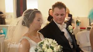 Als symbolische handlung verdeutlicht sie, was hochzeit früher bedeutete. 4 Hochzeiten Und Eine Traumreise Fauxpas Bei Jessies Einzug In Die Kirche