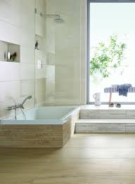 Naturliche Gemutlichkeit Im Bad Holzoptik Fliesen Holzoptik Holzfliesen Fliesen