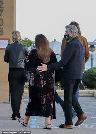 May 24, 2021 · pierce brosnan's wife, keely shaye smith has lost extraordinary weight and the pictures are evidence of her miraculous conversion. Pierce Brosnan Places Hand On Wife Keely Shaye S Back As They Head To Dinner With Son Dylan Aktuelle Boulevard Nachrichten Und Fotogalerien Zu Stars Sternchen