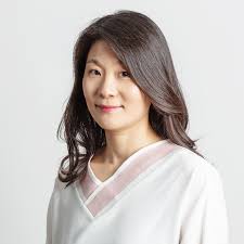 여러 매거진의 에디터를 거쳐 <w korea>에서 피처 디렉터로 일했습니다. í™©ì„ ìš° ì»¤ë¦¬ì–´ë¦¬