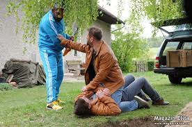 Oba jsou nezaměstnaní, čenda má dluhy všude, kam se podívá, a nejčastější návštěvou u nich je exekutor. Co Udela S Lidmi Vyhra Ukaze Film Stesti Je Krasna Vec
