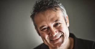 Yıllar önce lisemle gittiğim bir tiyatro festivalinde gördüğümde de öyleydi, kendisini daha bilinir/tanınır kılan avrupa yakasında da öyleydi, izlediğim diğer işlerinde de öyle. V2htxulh4lte7m